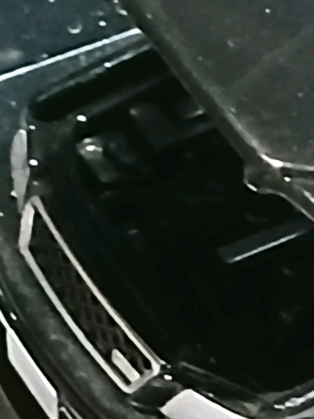 日産ステージア 2.5RSのミニカーを上から接写した場面で、黒いボディの屋根やウインドウ越しに車内が見え、スポーティーなワゴンらしい雰囲気が伝わる。