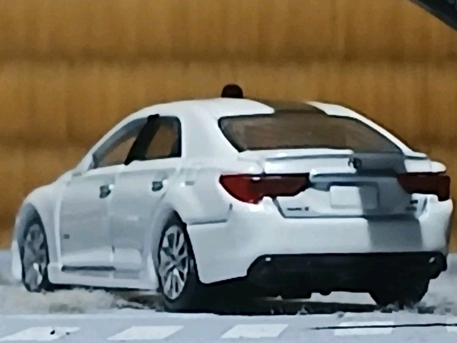 雪道を走る白いトヨタ・マークXの覆面パトカー風セダンを後方から写した画像で、警視庁所有のTRDスーパーチャージャー仕様マークXという文脈を示している。赤色灯を隠した外観で、リアに警察車両らしい装備が見える。