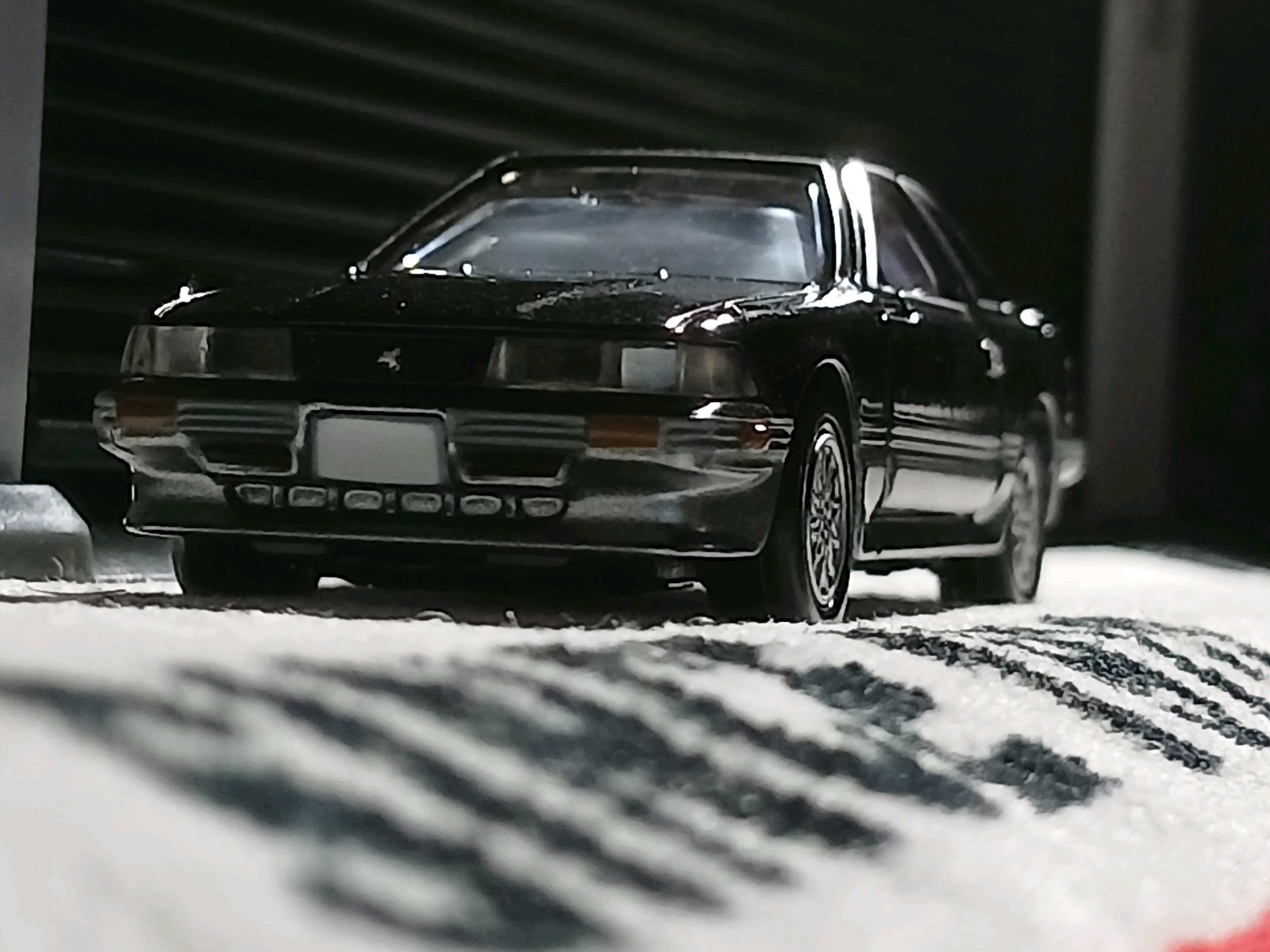 雪の上に停車した黒いトヨタ・ソアラZ20 3.0GT TwinTurboのフロント斜め写真。高級感のある黒銀ツートンで、投稿文の文脈どおり社長車のような雰囲気がある。